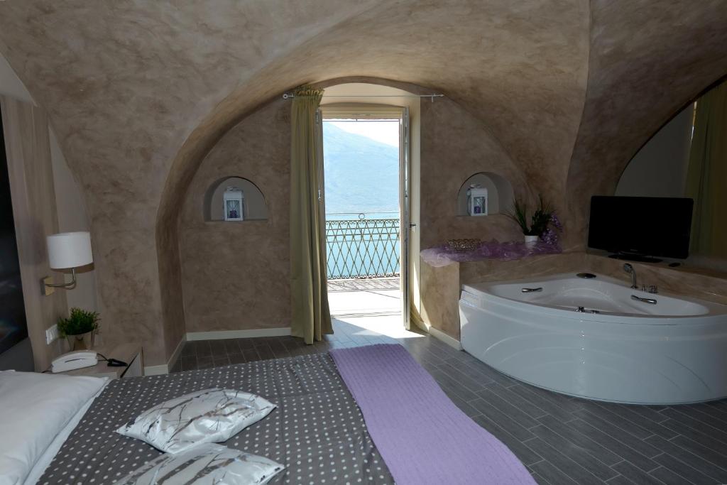 Jacuzzi Hotel Miralago Lago di Garda